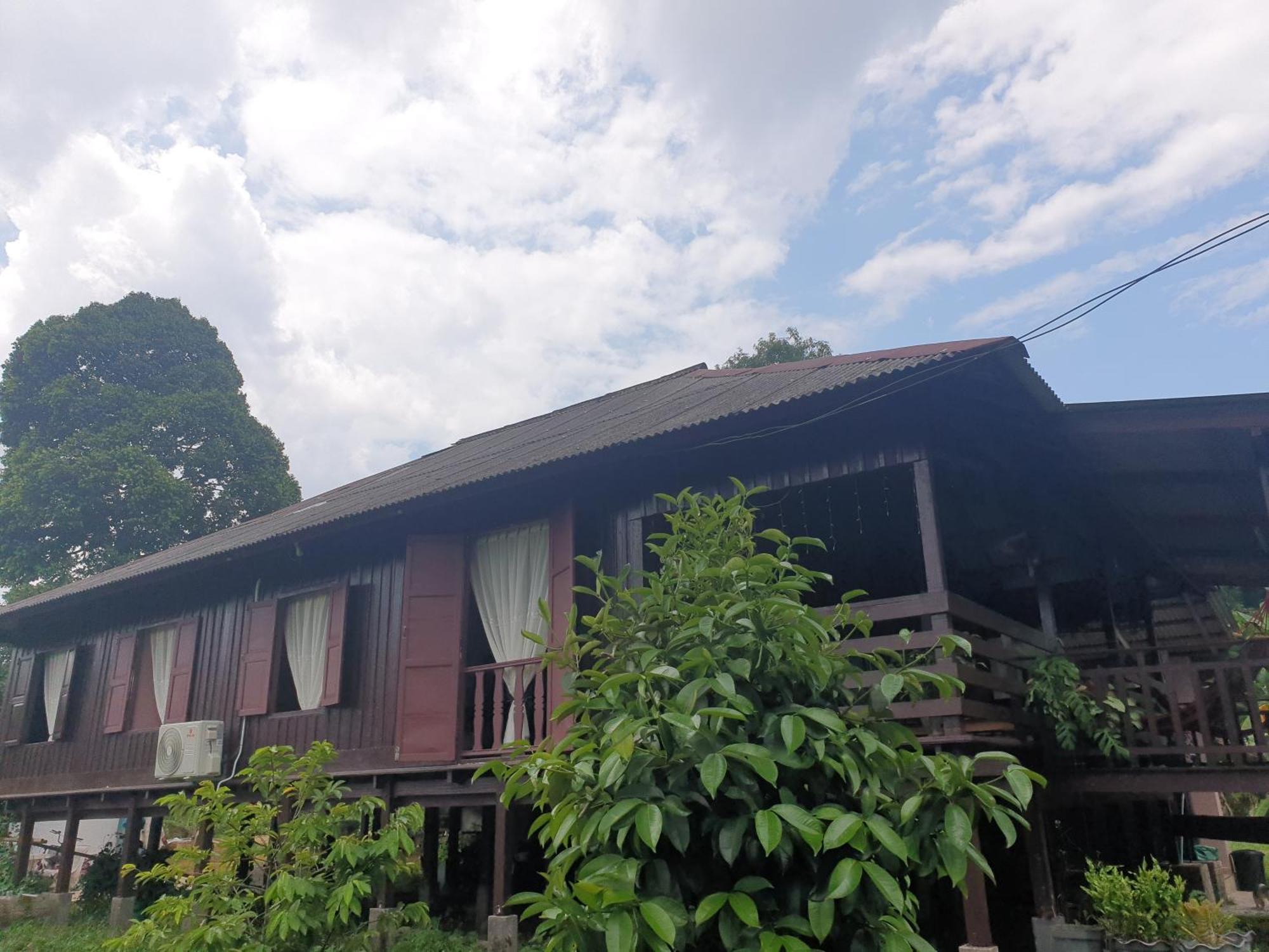 Holiday home Rumah Kayu Aboh